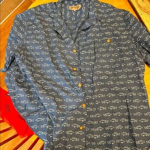 NWOT. Duluth Trading Men’s short sleeve button down with cute fish